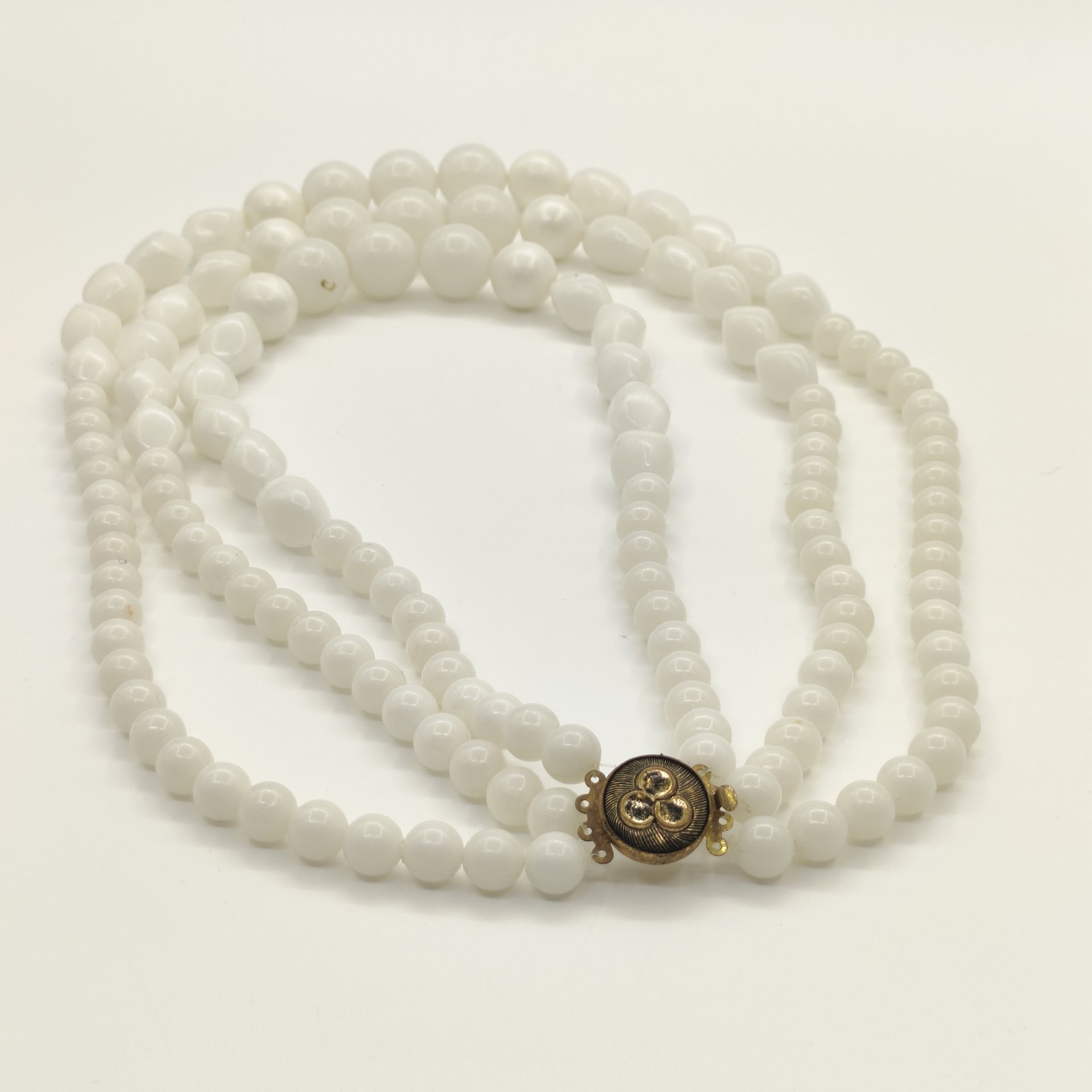 Ожерелье винтажное, состоящее из трех нитей с бусинами разного размера и формы