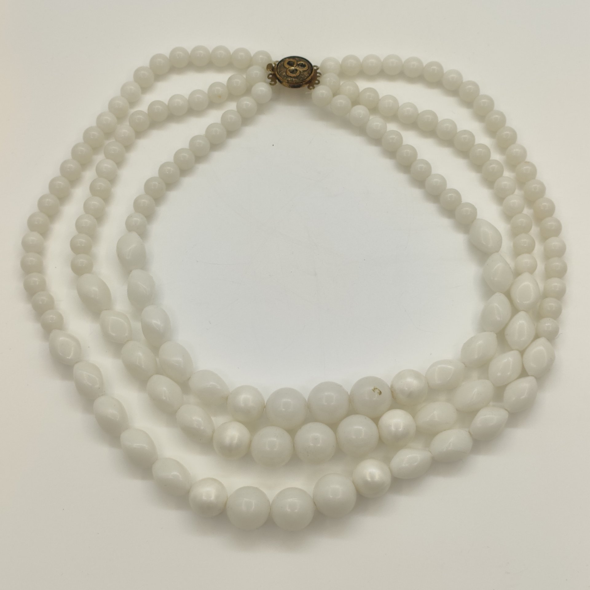 Ожерелье винтажное, состоящее из трех нитей с бусинами разного размера и формы