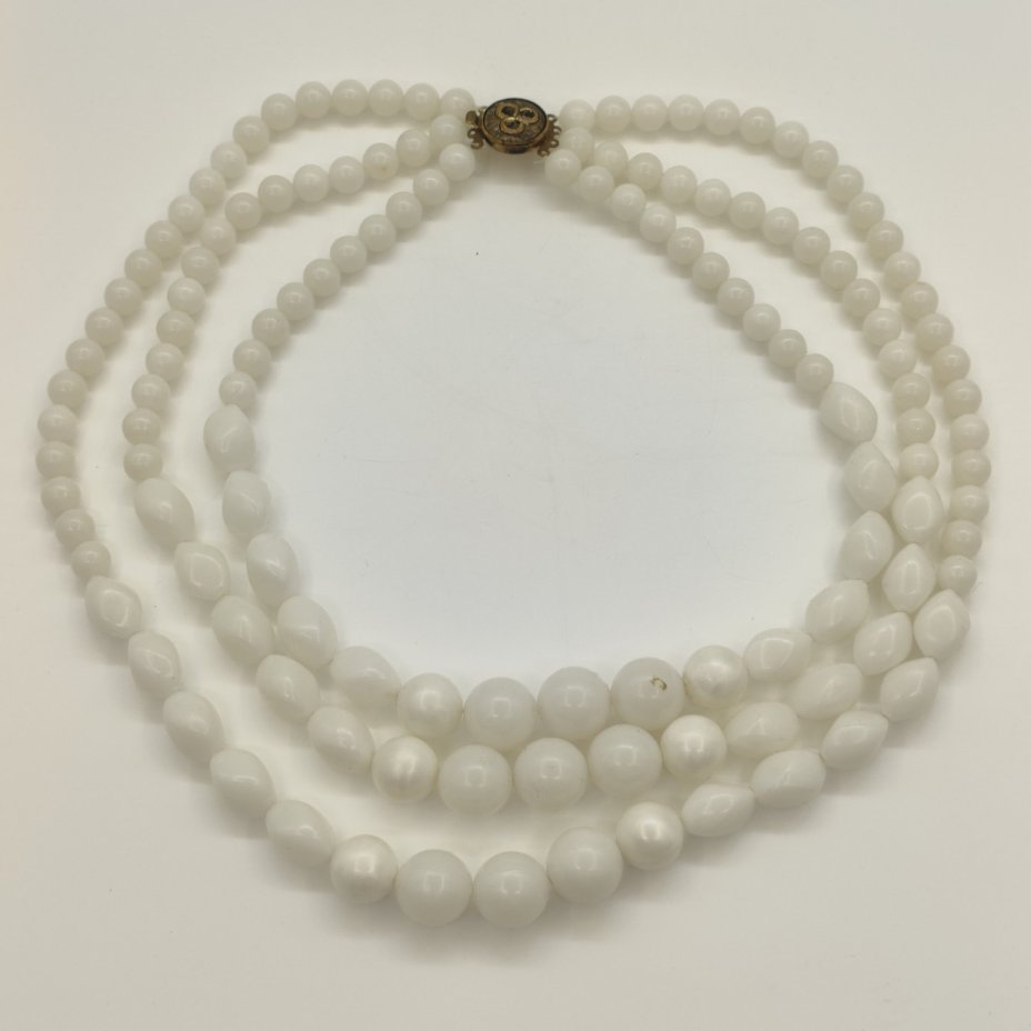 Ожерелье винтажное, состоящее из трех нитей с бусинами разного размера и формы