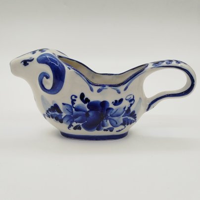 Соусник в виде барана, украшенный цветочным орнаментом, Гжель