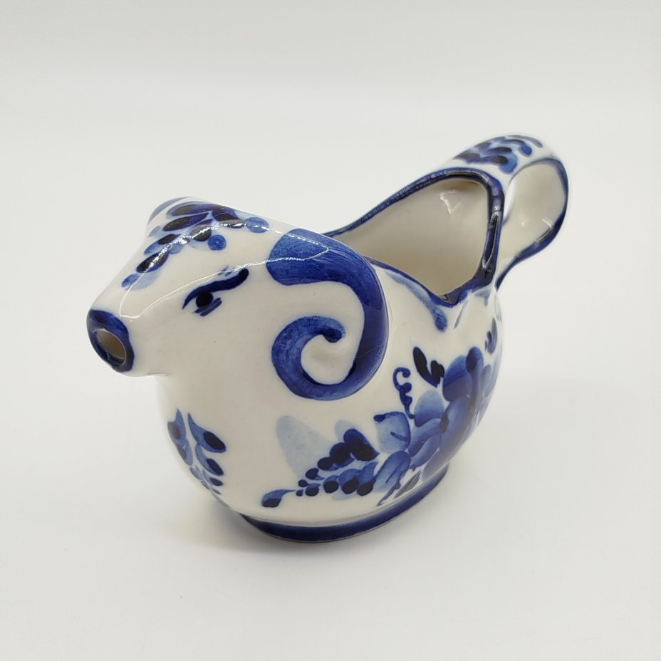 Соусник в виде барана, украшенный цветочным орнаментом, Гжель