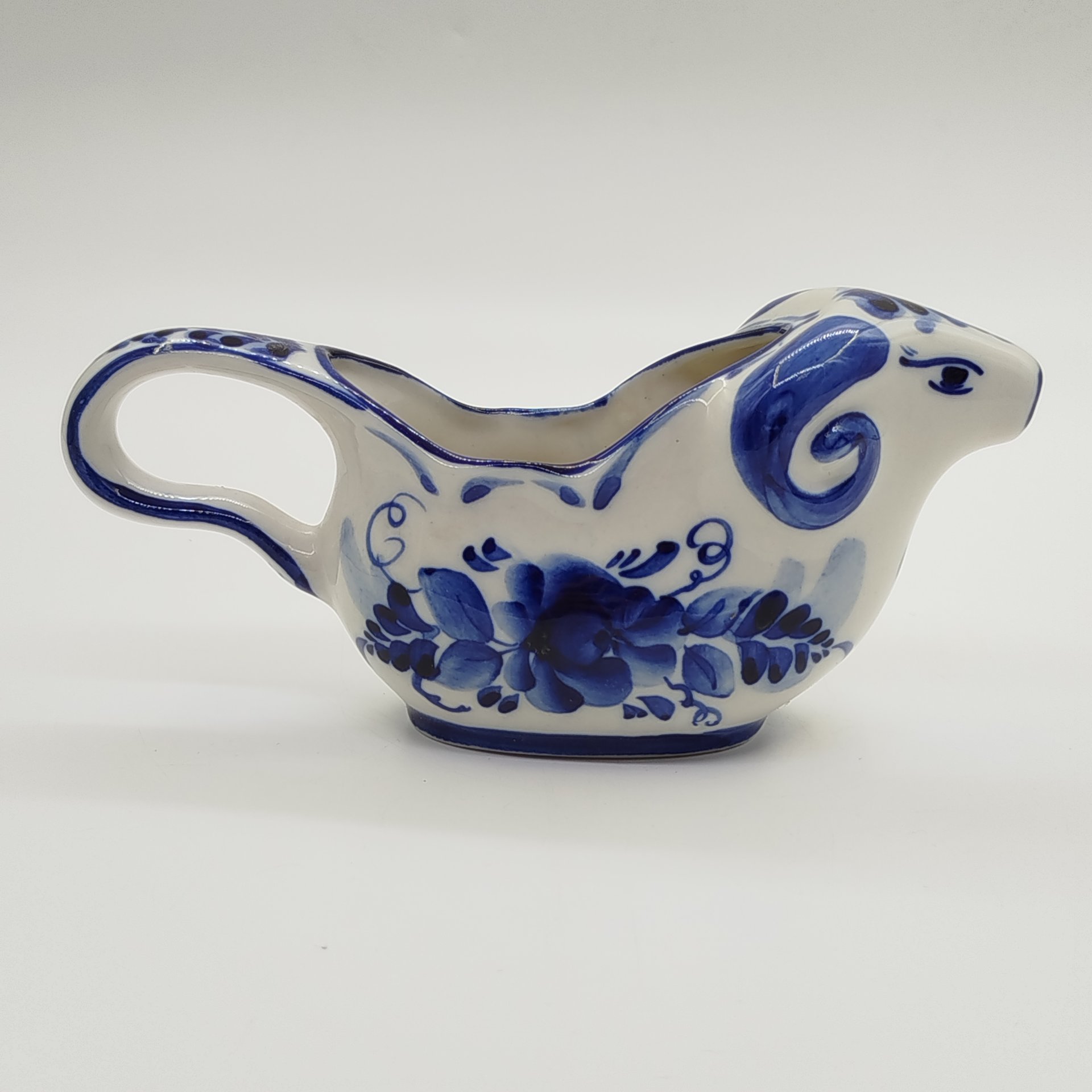 Соусник в виде барана, украшенный цветочным орнаментом, Гжель