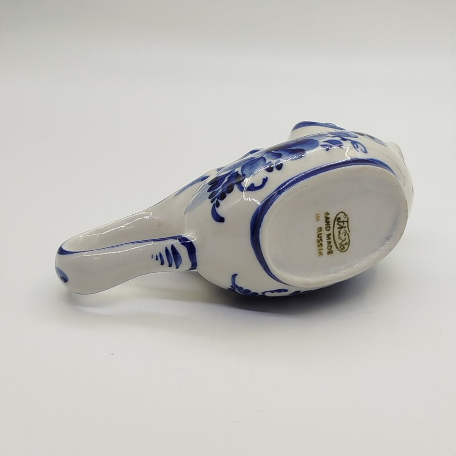 Соусник в виде барана, украшенный цветочным орнаментом, Гжель