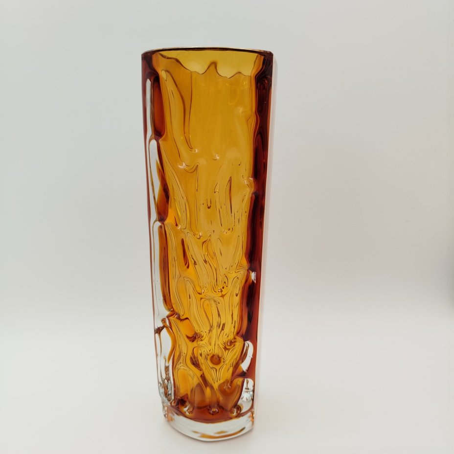 Ваза "Кора" медово-янтарного оттенка, автор П.И. Зинченко, хрусталь, литье в форму, шлифовка, Ленинградский завод художественного стекла (ЛЗХС), СССР, 1960-1980 гг.