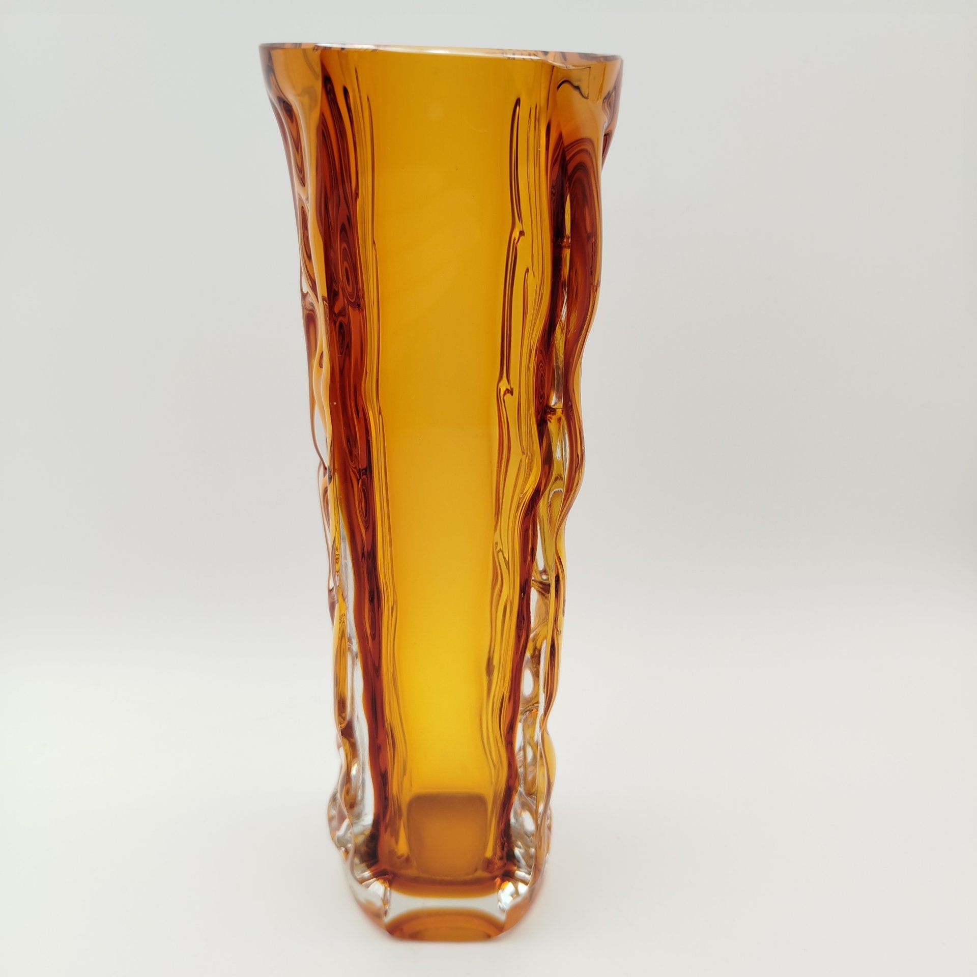Ваза "Кора" медово-янтарного оттенка, автор П.И. Зинченко, хрусталь, литье в форму, шлифовка, Ленинградский завод художественного стекла (ЛЗХС), СССР, 1960-1980 гг.