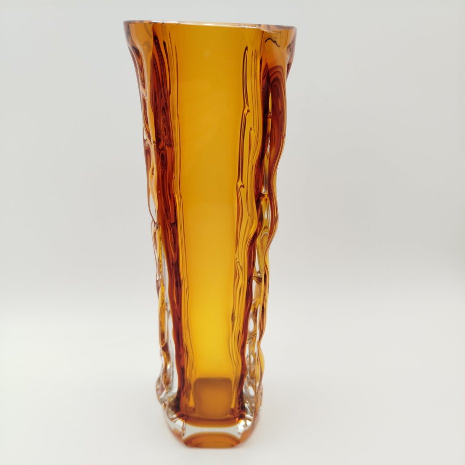 Ваза "Кора" медово-янтарного оттенка, автор П.И. Зинченко, хрусталь, литье в форму, шлифовка, Ленинградский завод художественного стекла (ЛЗХС), СССР, 1960-1980 гг.