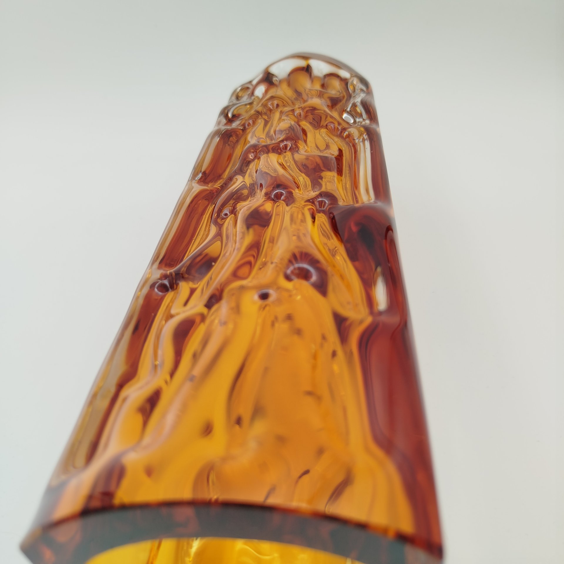 Ваза "Кора" медово-янтарного оттенка, автор П.И. Зинченко, хрусталь, литье в форму, шлифовка, Ленинградский завод художественного стекла (ЛЗХС), СССР, 1960-1980 гг.