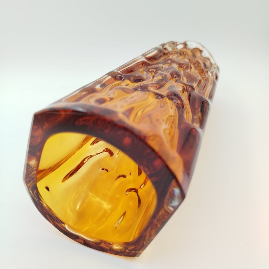 Ваза "Кора" медово-янтарного оттенка, автор П.И. Зинченко, хрусталь, литье в форму, шлифовка, Ленинградский завод художественного стекла (ЛЗХС), СССР, 1960-1980 гг.