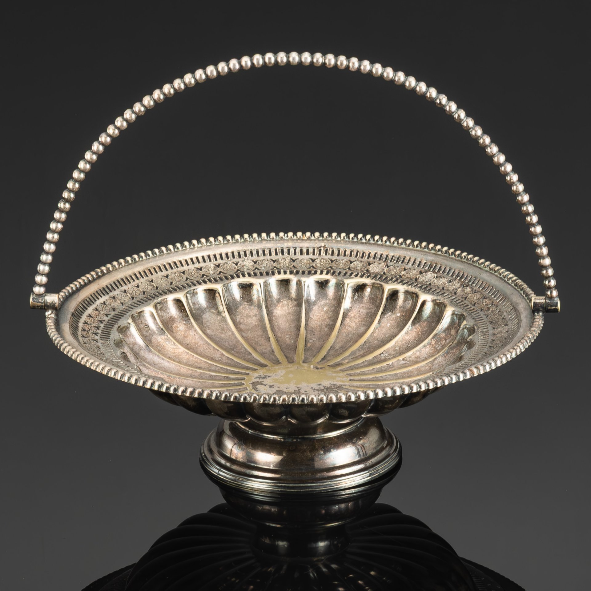 Фруктовница в виде рифленой чаши с прорезным бортом и ручкой, металл, серебрение, Западная Европа, 1890-1920 гг.