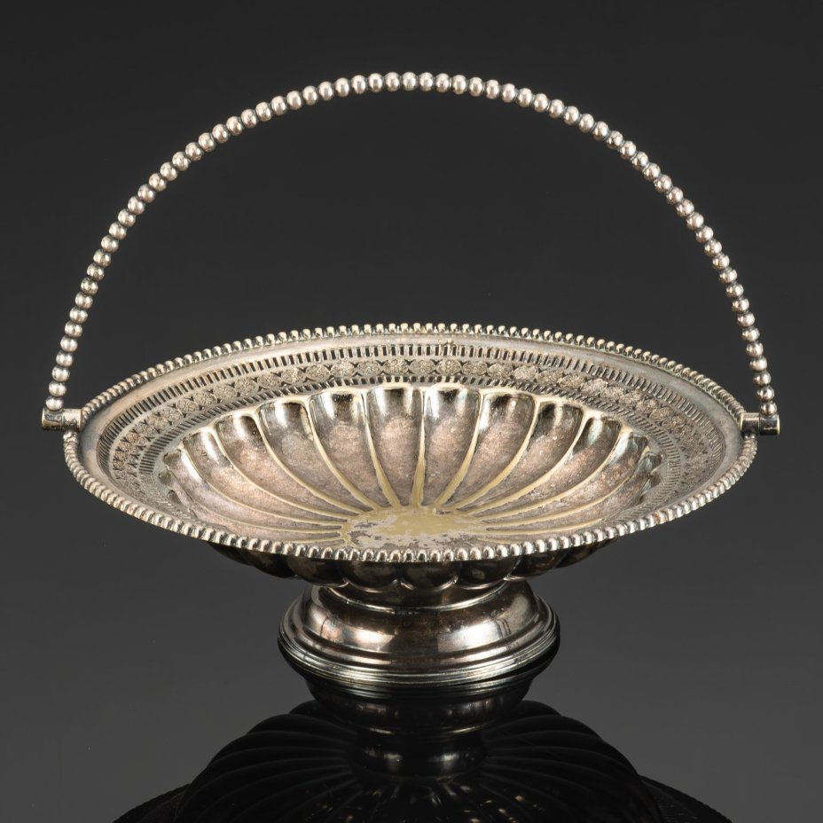 Фруктовница в виде рифленой чаши с прорезным бортом и ручкой, металл, серебрение, Западная Европа, 1890-1920 гг.