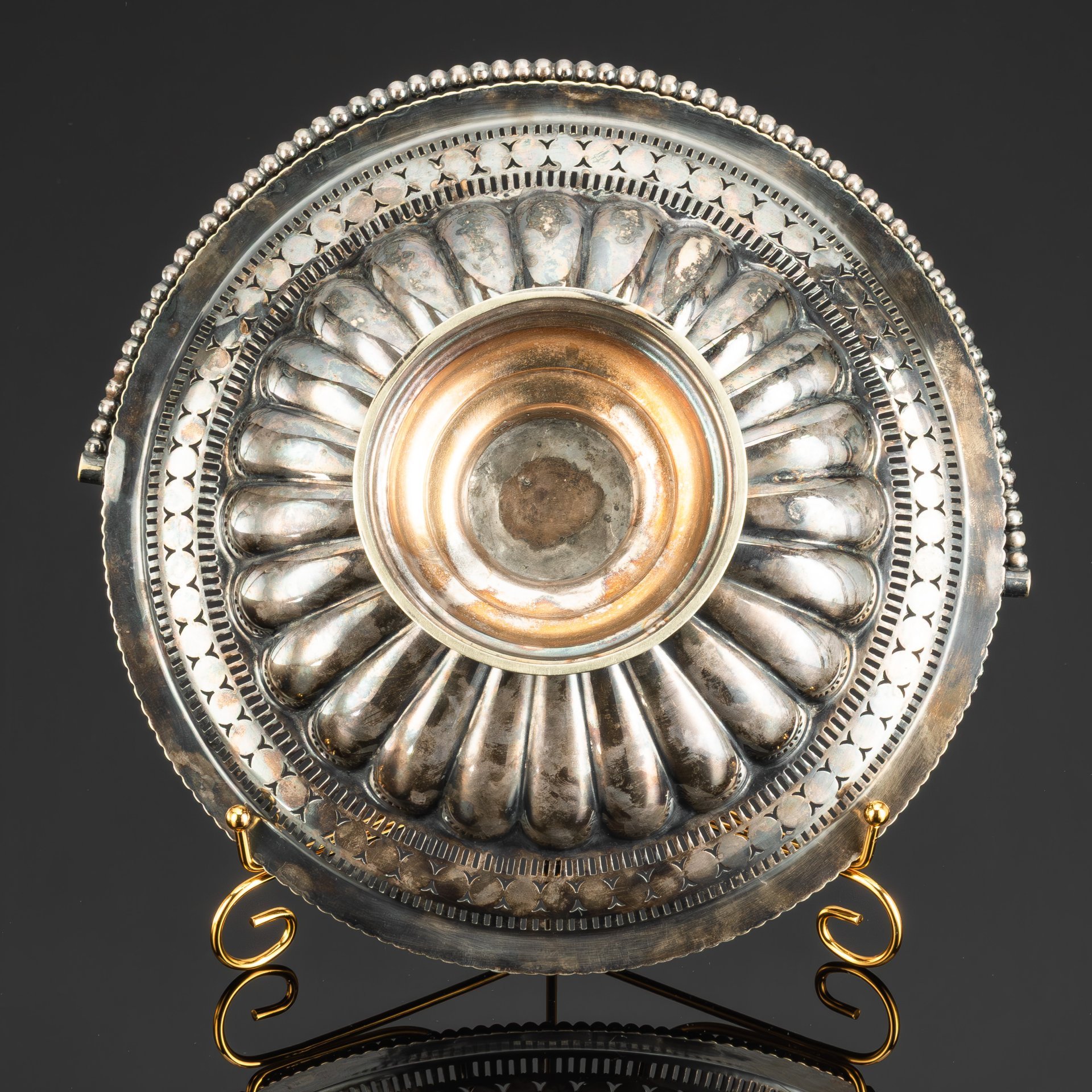 Фруктовница в виде рифленой чаши с прорезным бортом и ручкой, металл, серебрение, Западная Европа, 1890-1920 гг.