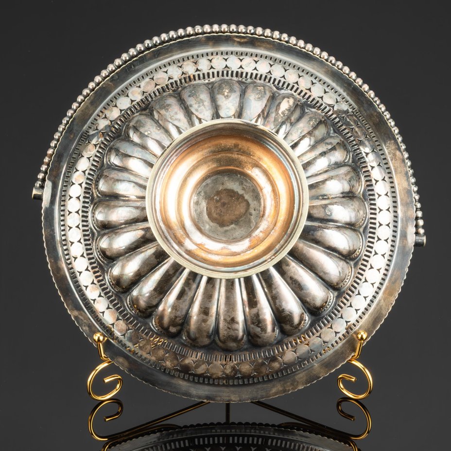 Фруктовница в виде рифленой чаши с прорезным бортом и ручкой