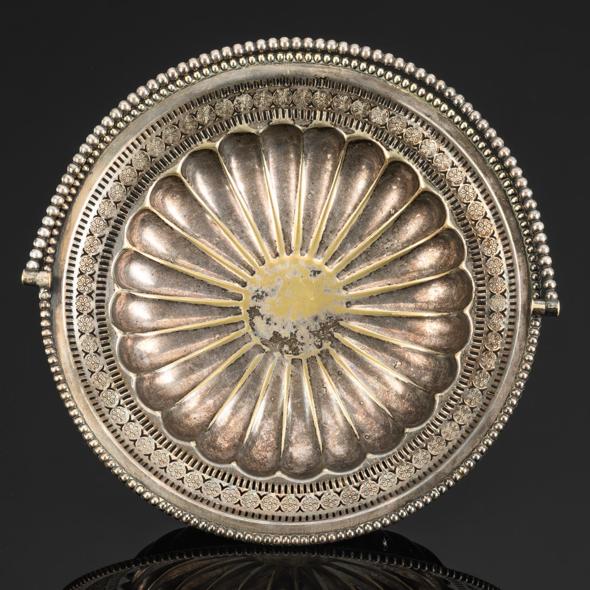 Фруктовница в виде рифленой чаши с прорезным бортом и ручкой, металл, серебрение, Западная Европа, 1890-1920 гг.