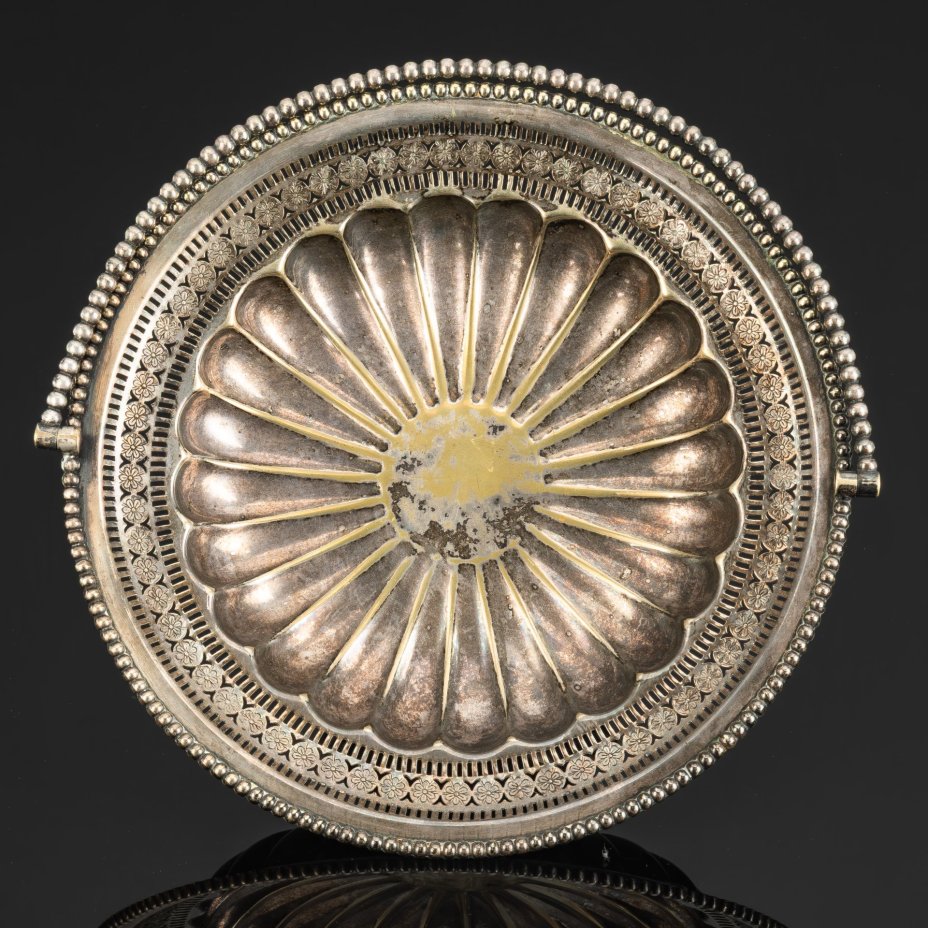 Фруктовница в виде рифленой чаши с прорезным бортом и ручкой