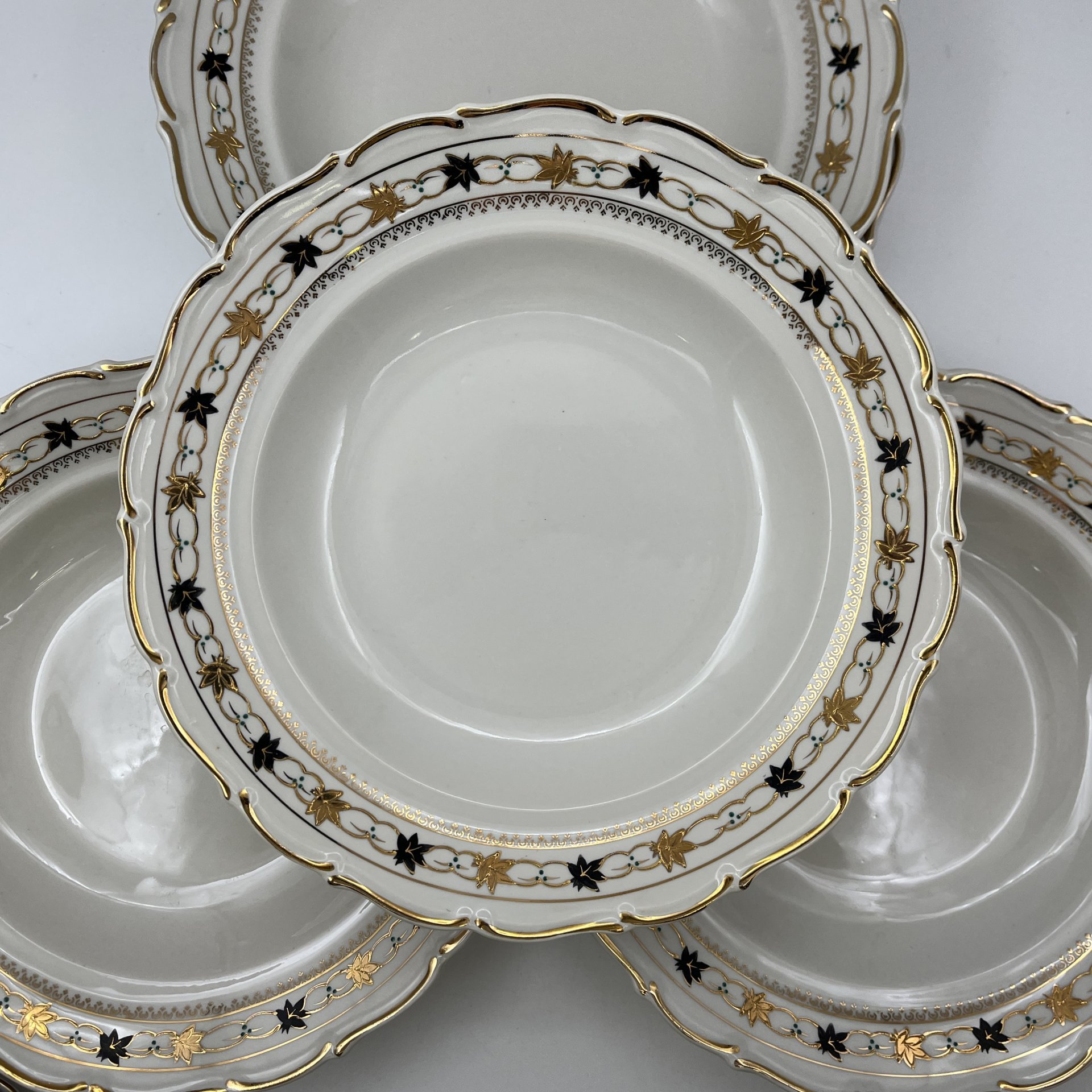 Набор суповых тарелок на 6 персон с растительным декором на канте, фарфор, роспись, золочение, Коростенский фарфоровый завод (КФЗ), СССР, 1955-1962 гг.