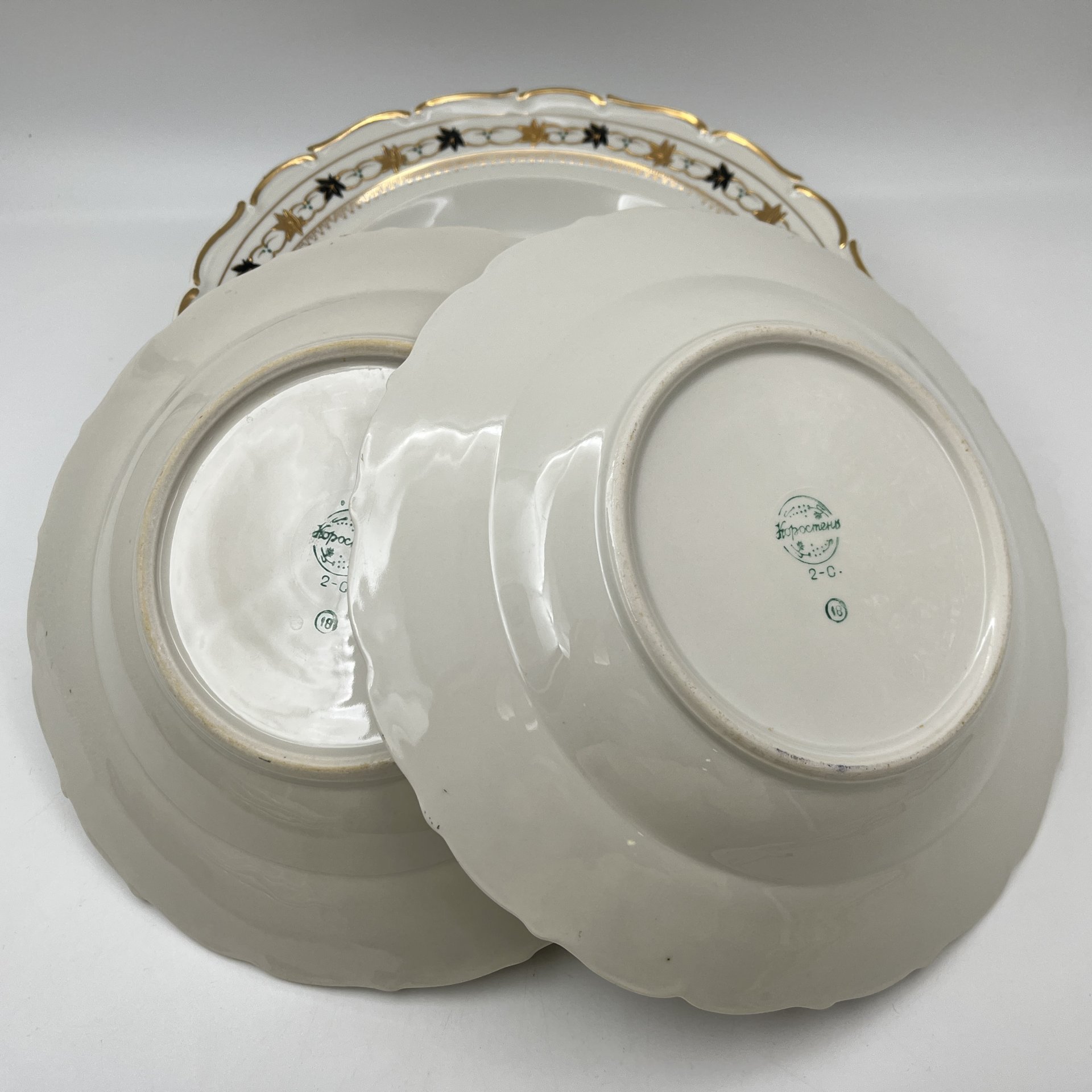 Набор суповых тарелок на 6 персон с растительным декором на канте, фарфор, роспись, золочение, Коростенский фарфоровый завод (КФЗ), СССР, 1955-1962 гг.