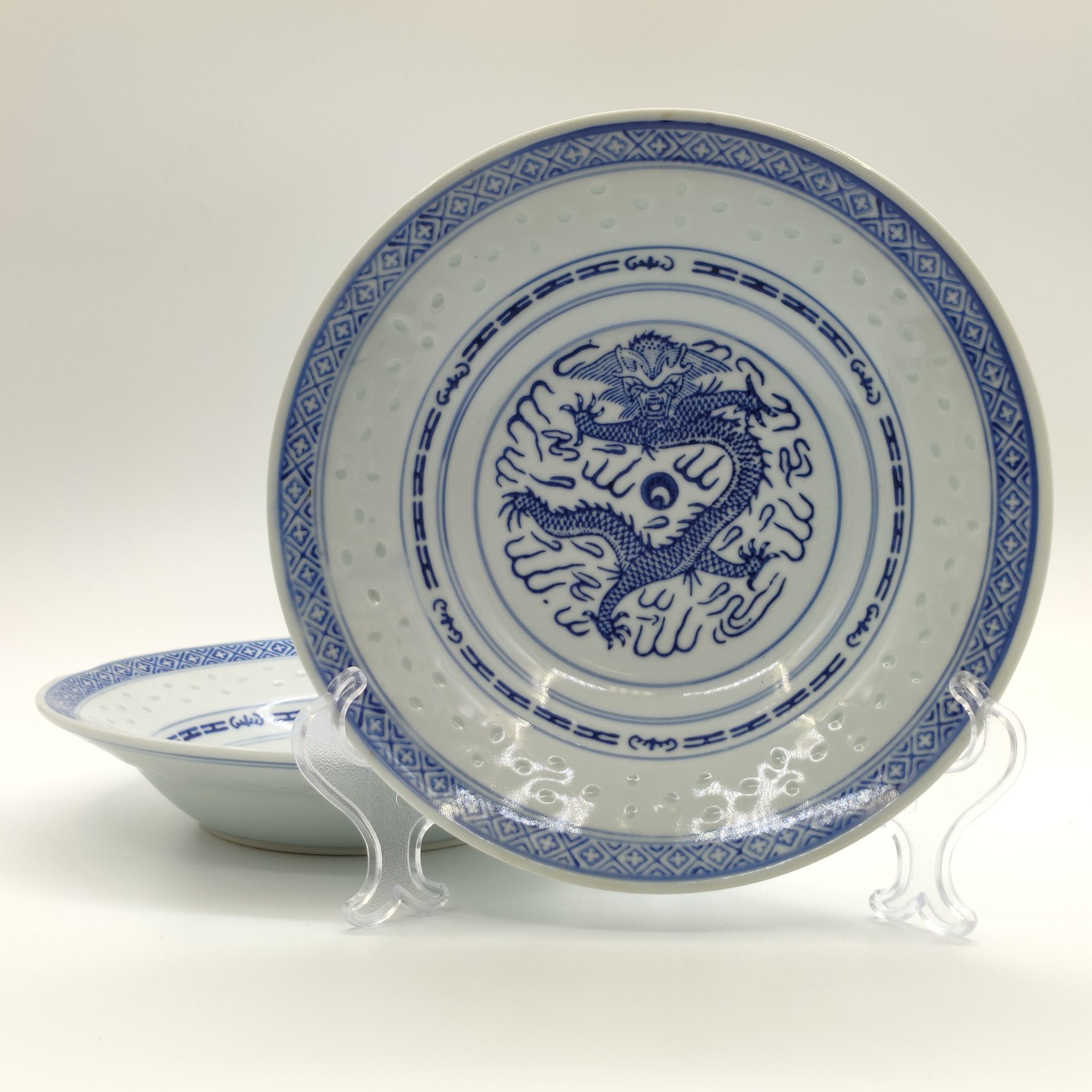 Пара суповых тарелок, украшенных изображением дракона с огненной жемчужиной и традиционным рельефным декором "рисовое зерно", фарфор, деколь, Фарфор Цзиндэчжэнь, Китай, 1980-1990 гг.