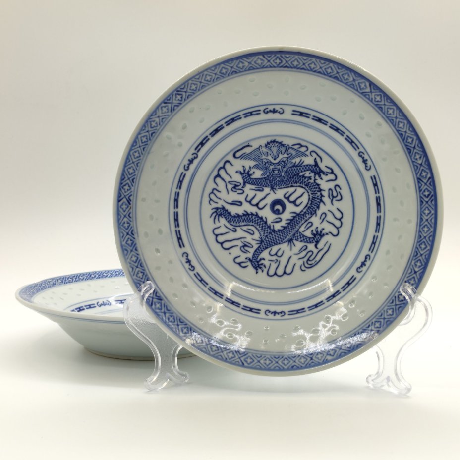 Пара суповых тарелок, украшенных изображением дракона с огненной жемчужиной и традиционным рельефным декором "рисовое зерно", фарфор, деколь, Фарфор Цзиндэчжэнь, Китай, 1980-1990 гг.