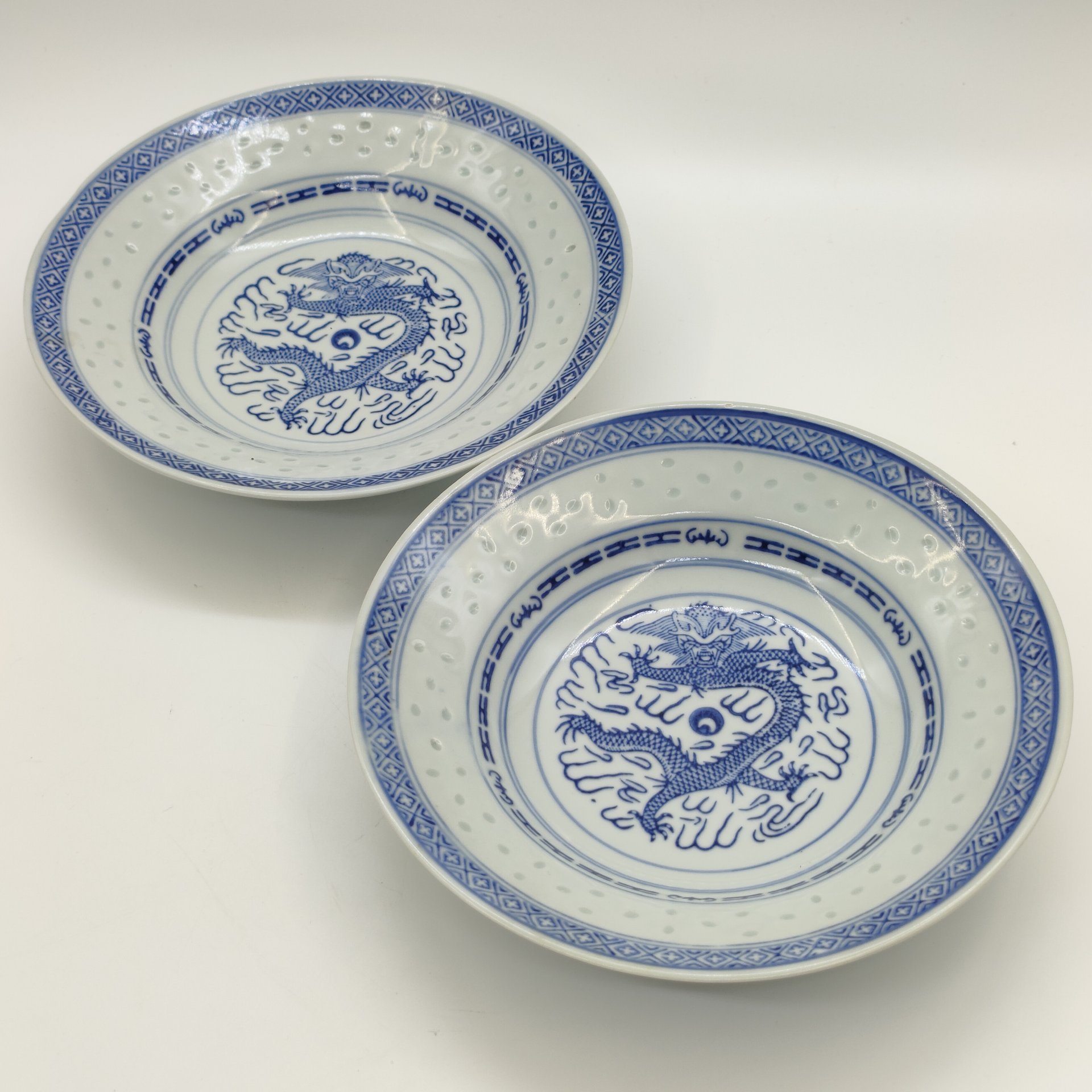 Пара суповых тарелок, украшенных изображением дракона с огненной жемчужиной и традиционным рельефным декором "рисовое зерно", фарфор, деколь, Фарфор Цзиндэчжэнь, Китай, 1980-1990 гг.