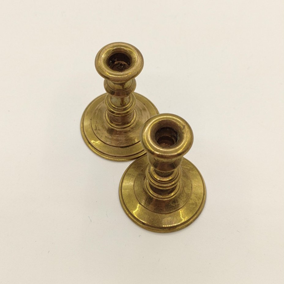 Парные подсвечники лаконичной формы на одну свечу