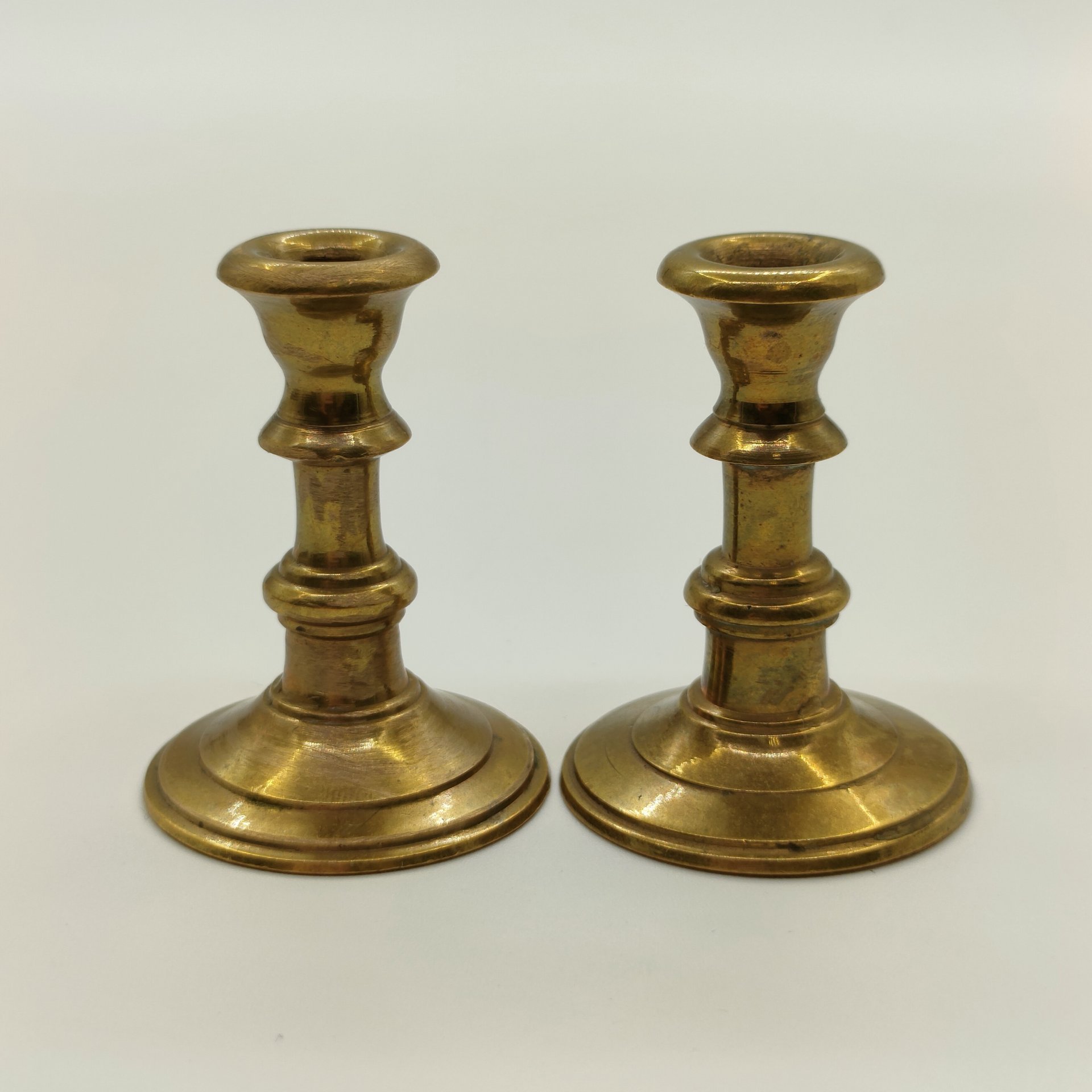 Парные подсвечники лаконичной формы на одну свечу, латунь, Азия, 1970-1990 гг.