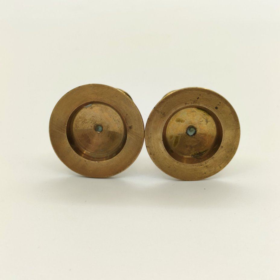 Парные подсвечники лаконичной формы на одну свечу