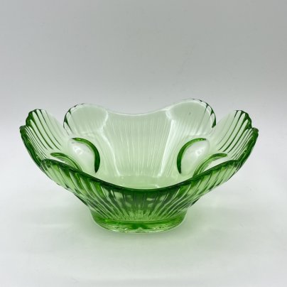 Вазочка (конфетница) зеленого оттенка с фигурными краями, стекло, СССР, 1970-1990 гг.