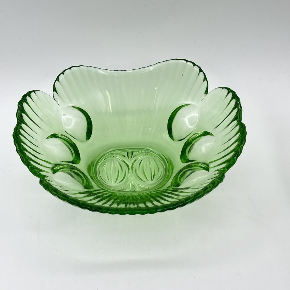 Вазочка (конфетница) зеленого оттенка с фигурными краями
