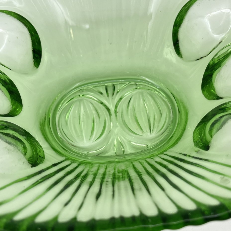 Вазочка (конфетница) зеленого оттенка с фигурными краями