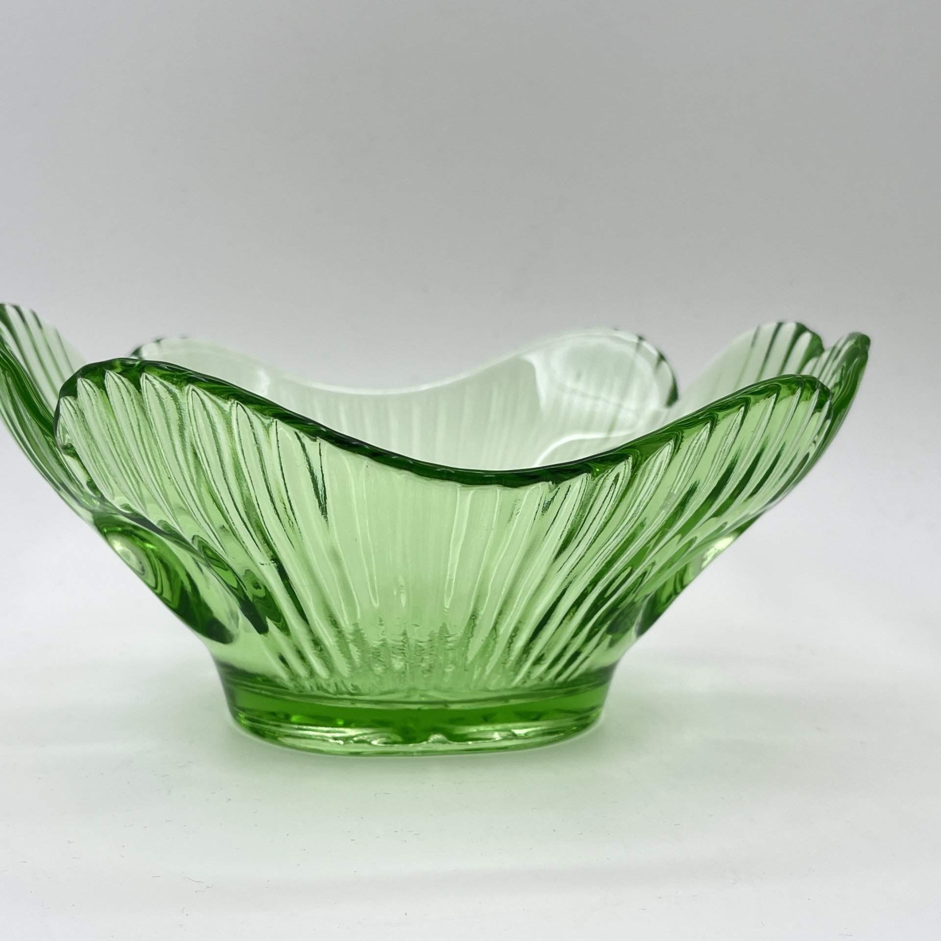 Вазочка (конфетница) зеленого оттенка с фигурными краями, стекло, СССР, 1970-1990 гг.