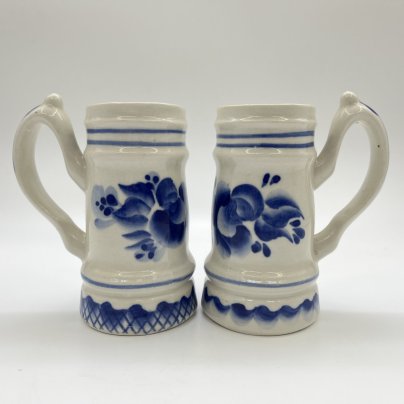 Набор из 2-х маленьких пивных кружек, украшенных цветочным декором, фарфор, роспись, Московский завод «Изолятор», СССР, 1970-1990 гг.