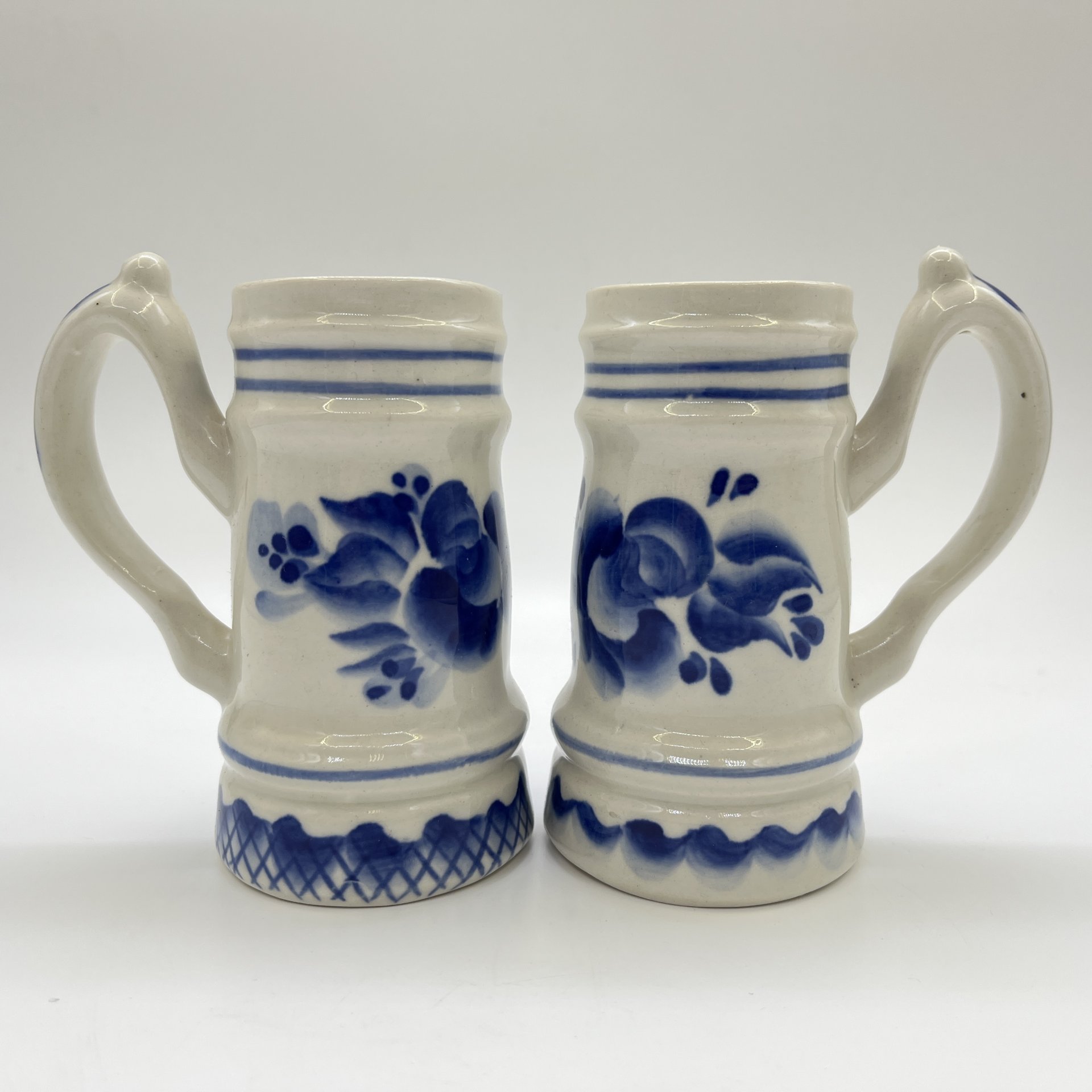 Набор из 2-х маленьких пивных кружек, украшенных цветочным декором, фарфор, роспись, Московский завод «Изолятор», СССР, 1970-1990 гг.