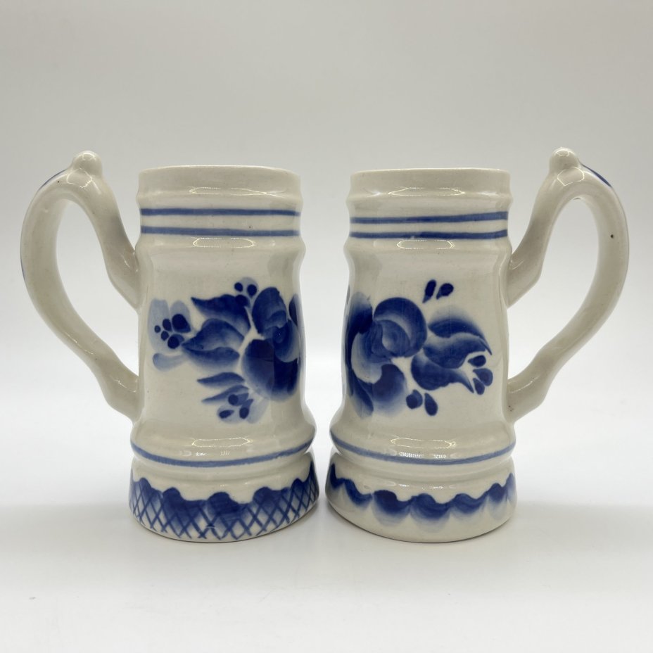 Набор из 2-х маленьких пивных кружек, украшенных цветочным декором, фарфор, роспись, Московский завод «Изолятор», СССР, 1970-1990 гг.