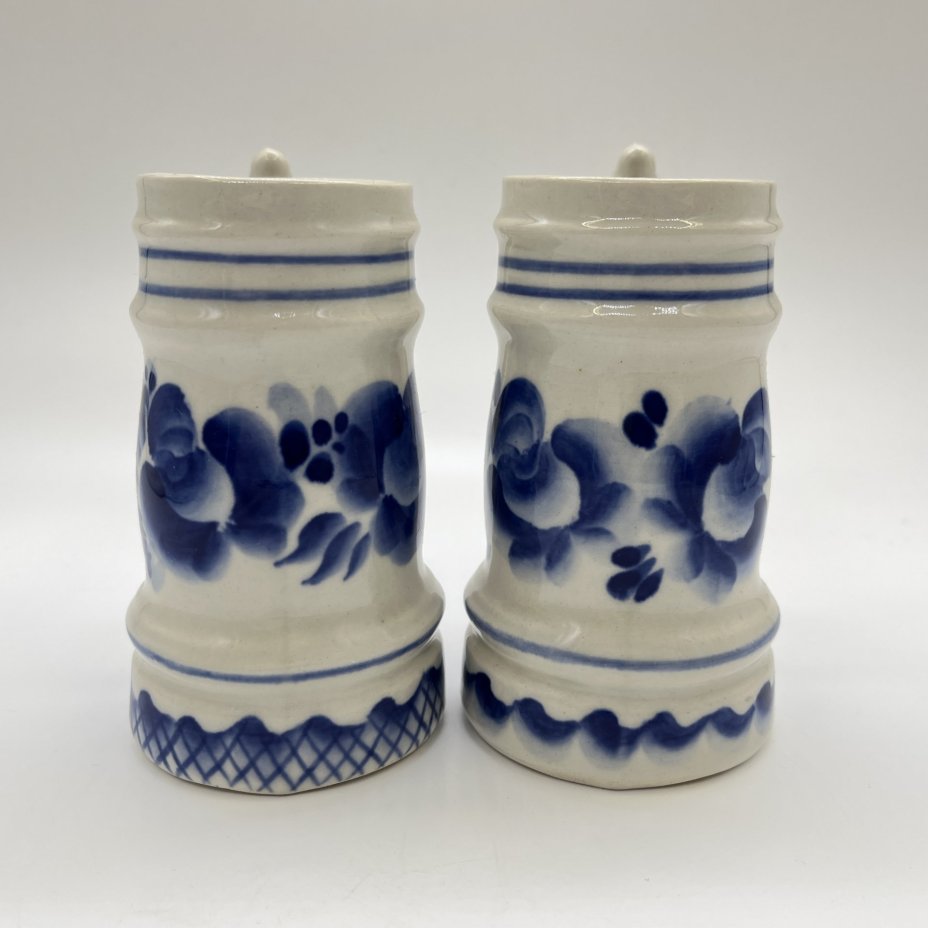 Набор из 2-х маленьких пивных кружек, украшенных цветочным декором, фарфор, роспись, Московский завод «Изолятор», СССР, 1970-1990 гг.