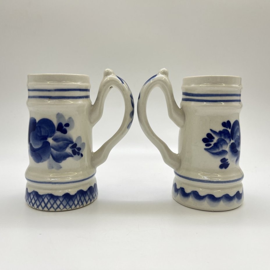 Набор из 2-х маленьких пивных кружек, украшенных цветочным декором, фарфор, роспись, Московский завод «Изолятор», СССР, 1970-1990 гг.