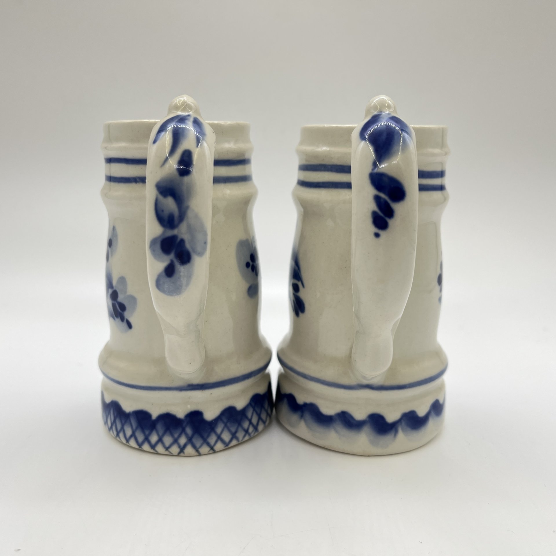 Набор из 2-х маленьких пивных кружек, украшенных цветочным декором, фарфор, роспись, Московский завод «Изолятор», СССР, 1970-1990 гг.