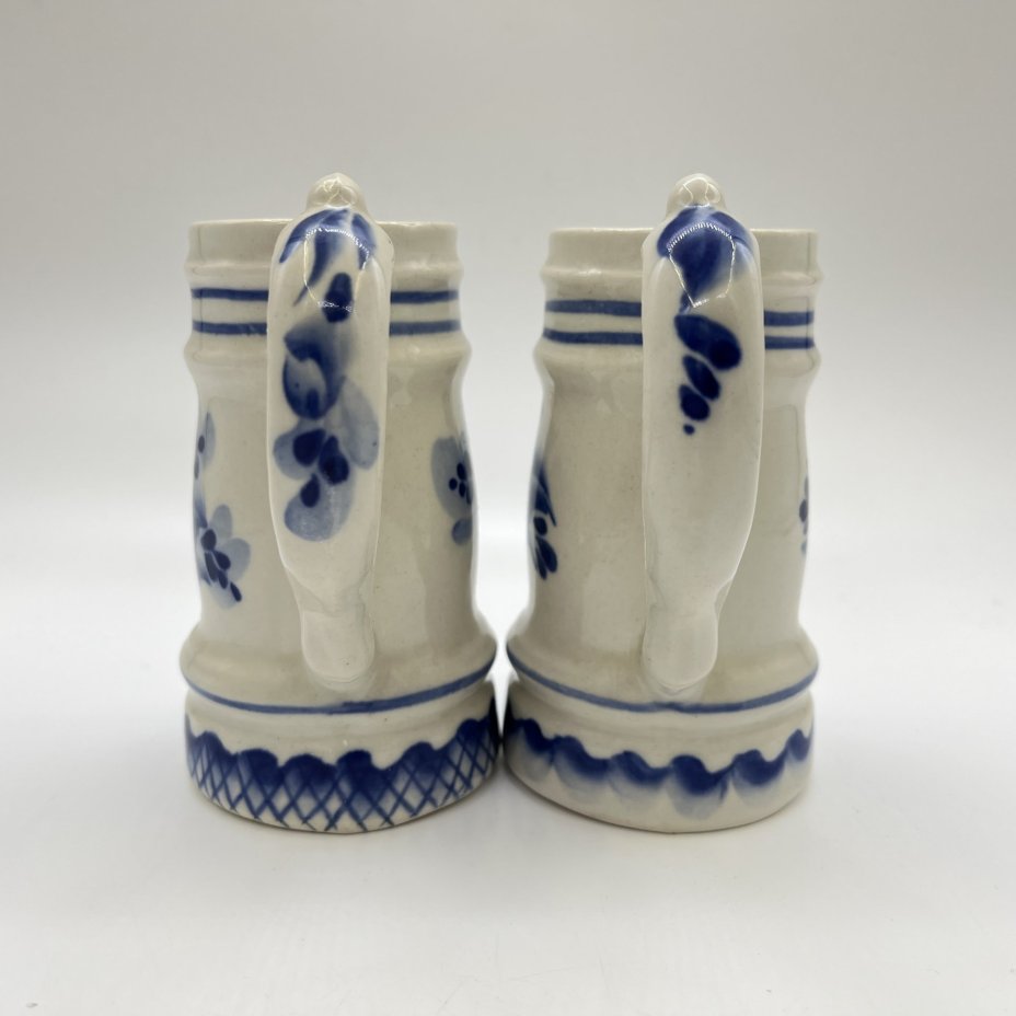 Набор из 2-х маленьких пивных кружек, украшенных цветочным декором, фарфор, роспись, Московский завод «Изолятор», СССР, 1970-1990 гг.