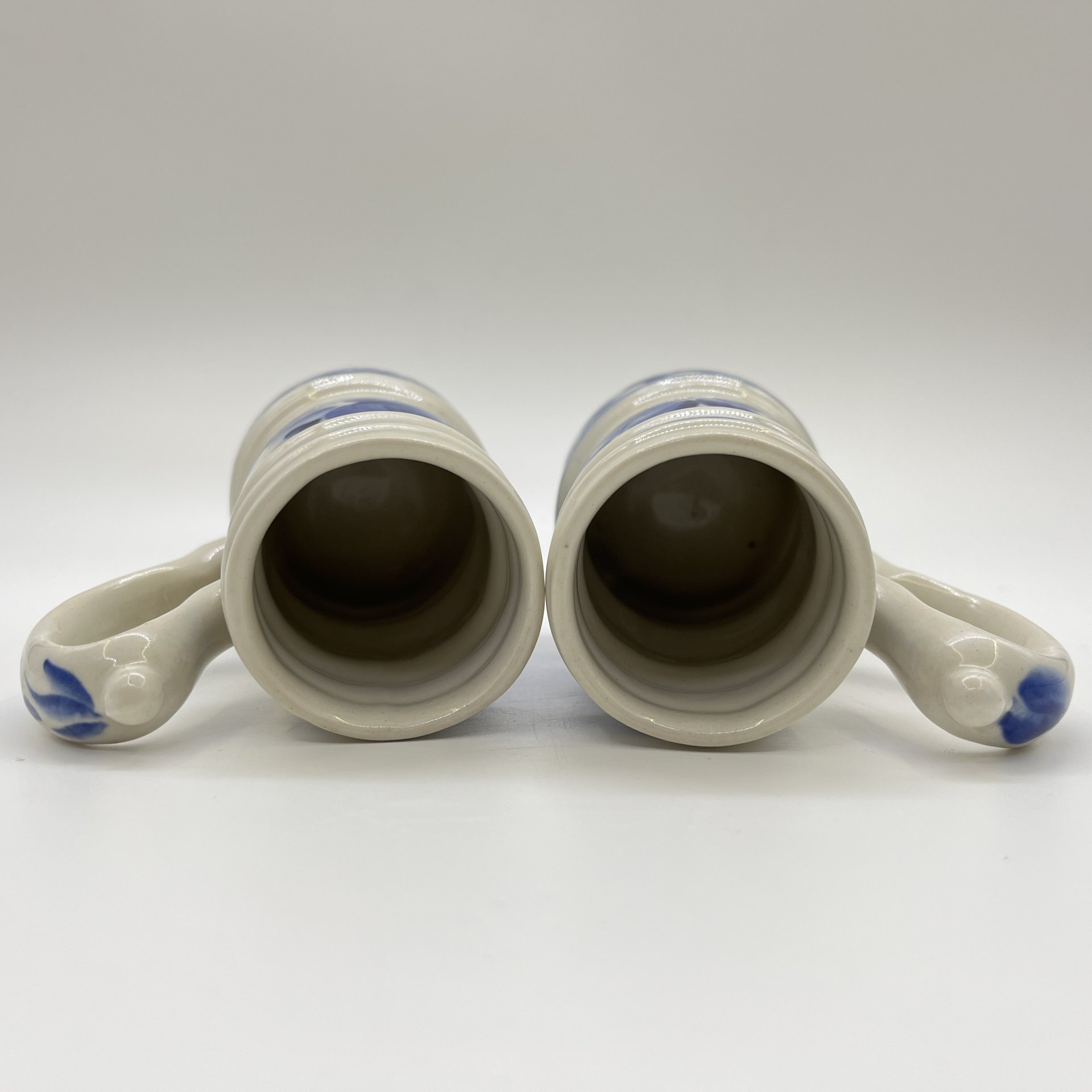 Набор из 2-х маленьких пивных кружек, украшенных цветочным декором, фарфор, роспись, Московский завод «Изолятор», СССР, 1970-1990 гг.