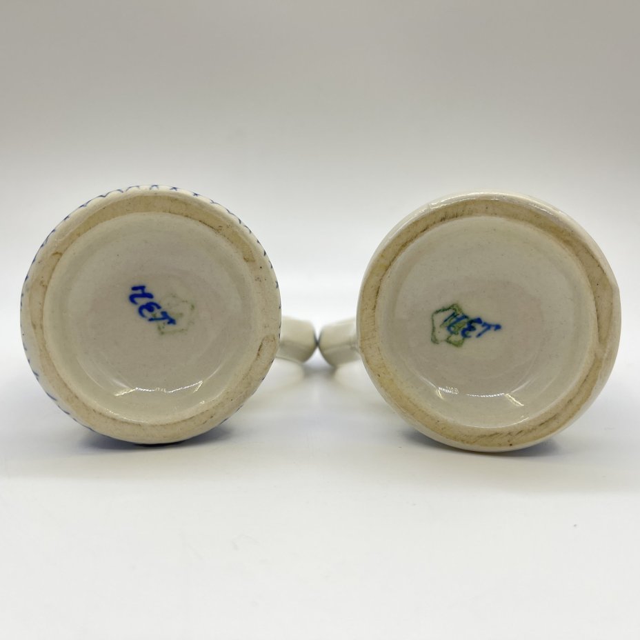 Набор из 2-х маленьких пивных кружек, украшенных цветочным декором, фарфор, роспись, Московский завод «Изолятор», СССР, 1970-1990 гг.