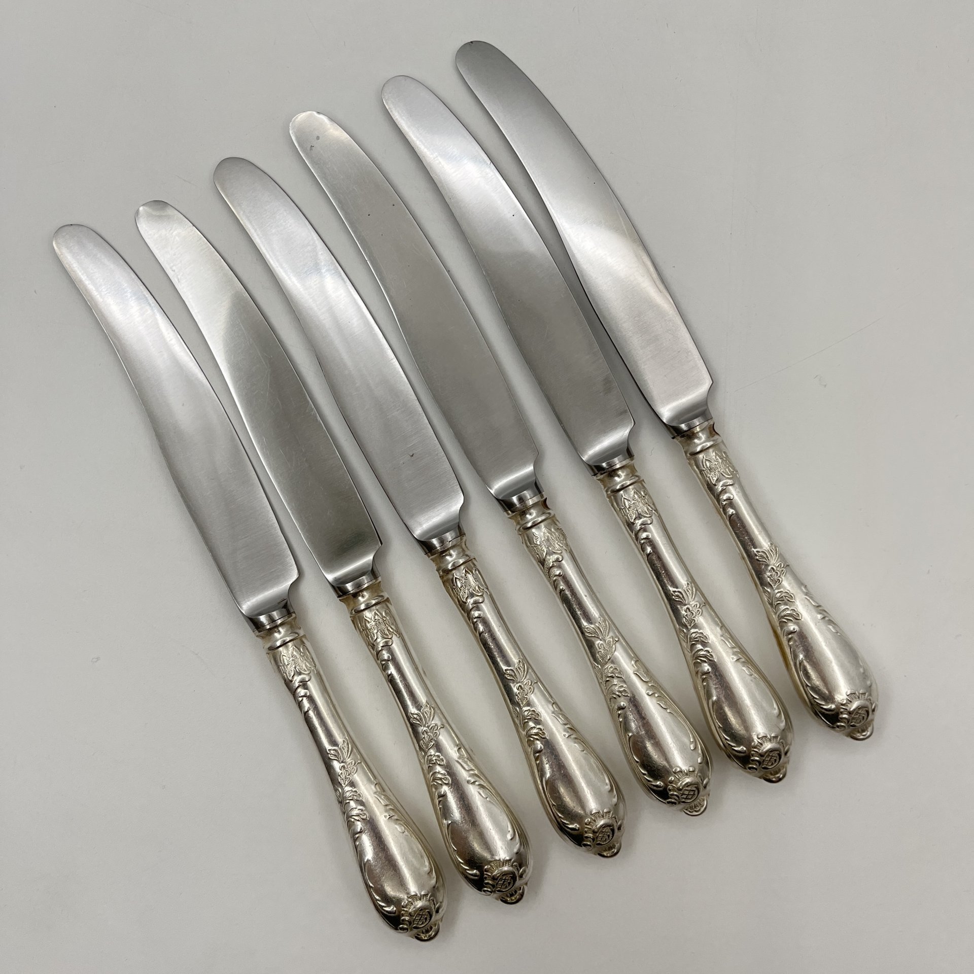 Набор из 6-ти столовых ножей, украшенных растительным декором, мНЦ (медь-никель-цинк), нержавеющая сталь, Вольнянский завод столовых приборов им. Шевченко (ЗiШ, ЗиШ), СССР, 1950-1970 гг.