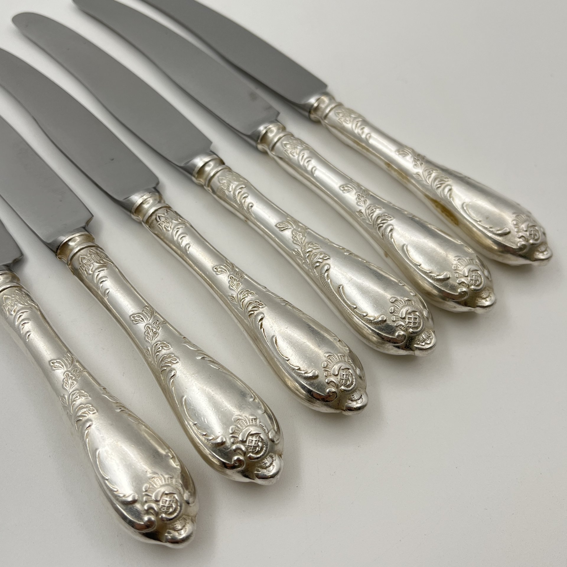 Набор из 6-ти столовых ножей, украшенных растительным декором, мНЦ (медь-никель-цинк), нержавеющая сталь, Вольнянский завод столовых приборов им. Шевченко (ЗiШ, ЗиШ), СССР, 1950-1970 гг.