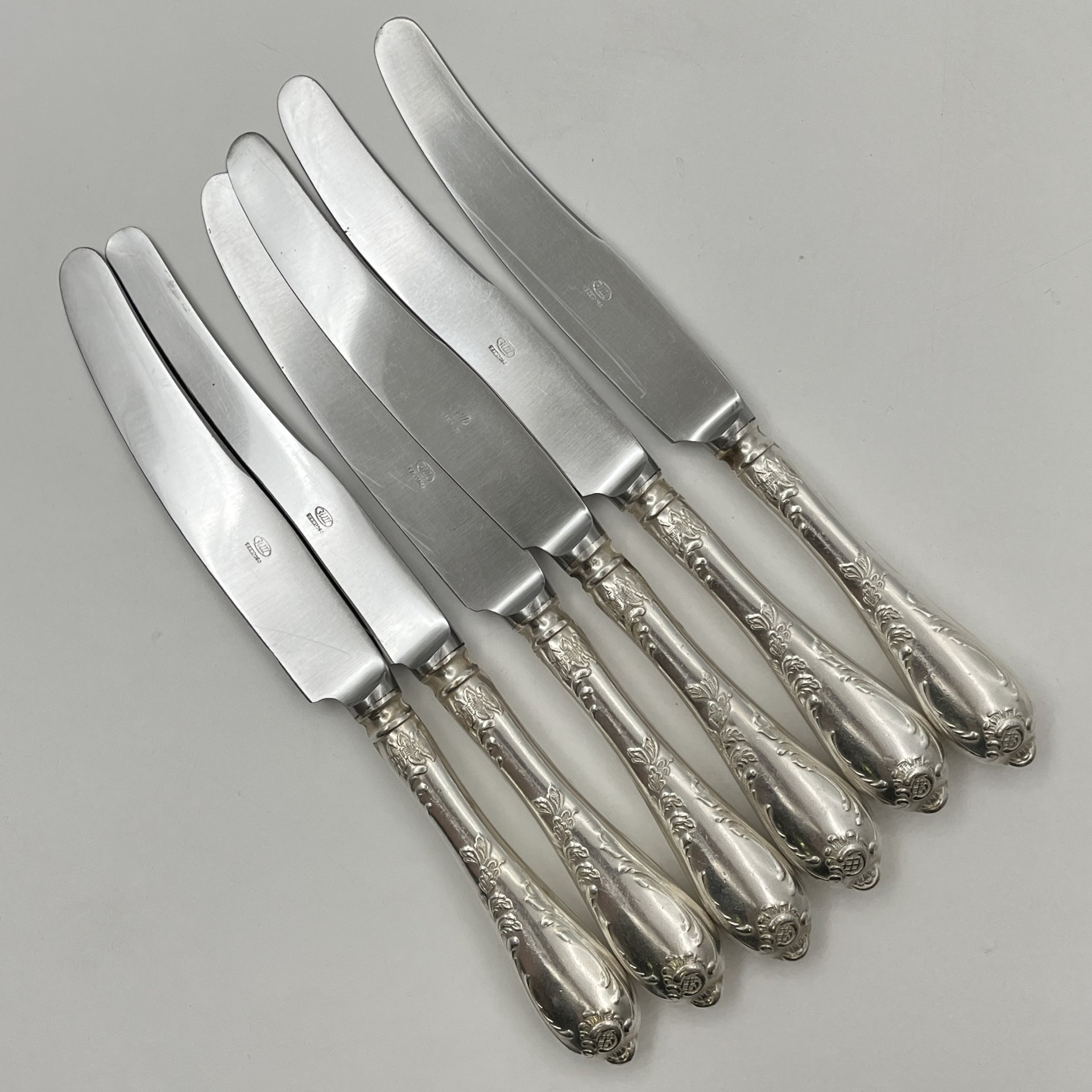 Набор из 6-ти столовых ножей, украшенных растительным декором, мНЦ (медь-никель-цинк), нержавеющая сталь, Вольнянский завод столовых приборов им. Шевченко (ЗiШ, ЗиШ), СССР, 1950-1970 гг.