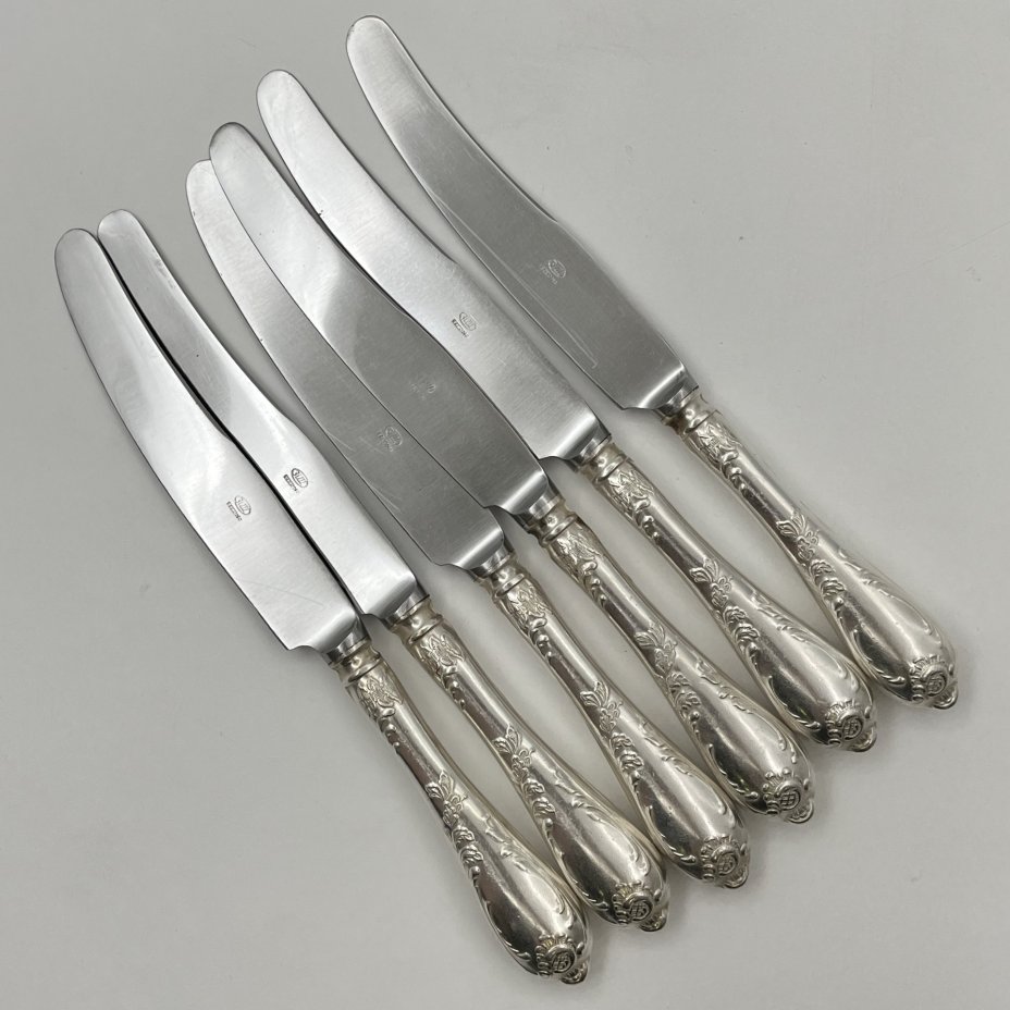 Набор из 6-ти столовых ножей, украшенных растительным декором, мНЦ (медь-никель-цинк), нержавеющая сталь, Вольнянский завод столовых приборов им. Шевченко (ЗiШ, ЗиШ), СССР, 1950-1970 гг.