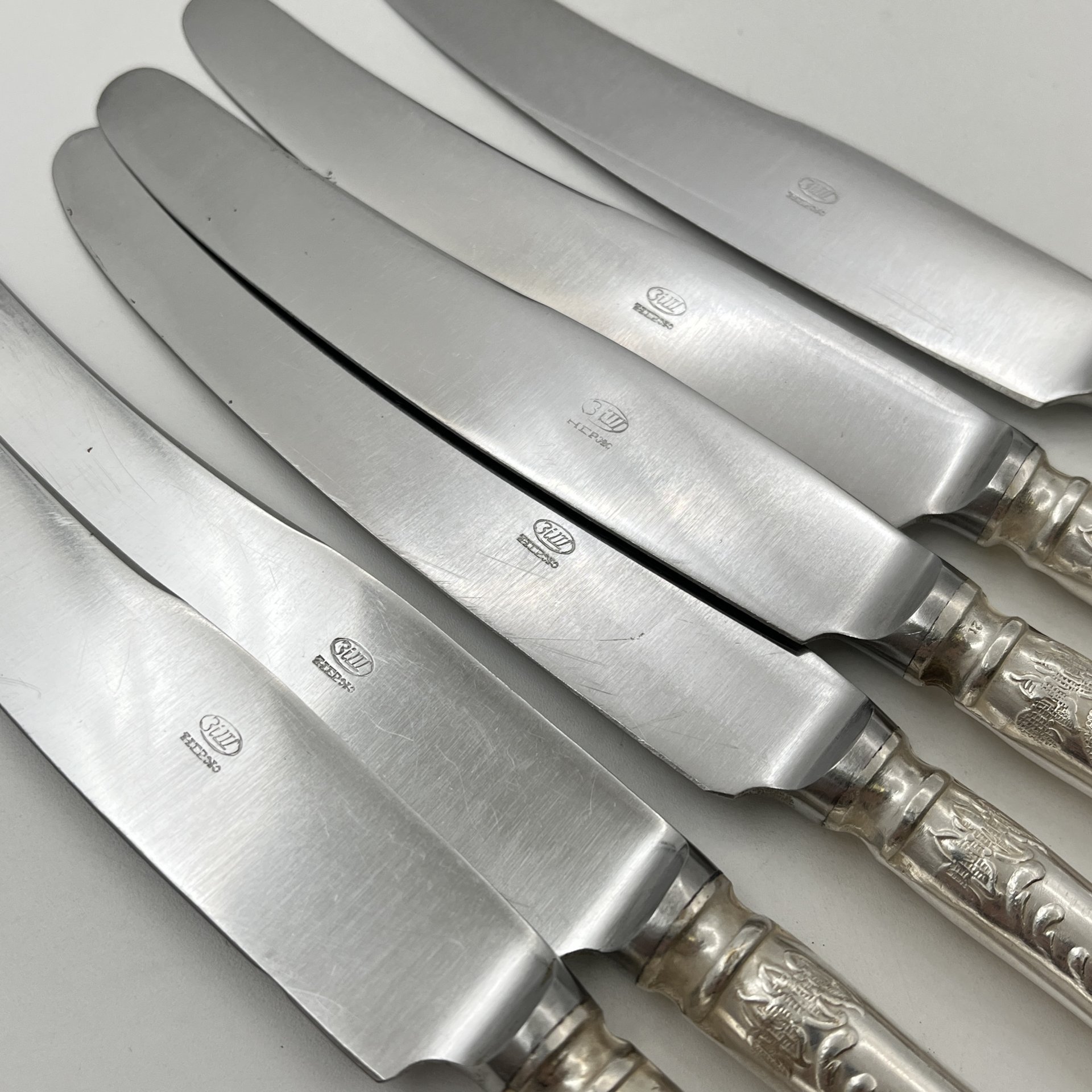 Набор из 6-ти столовых ножей, украшенных растительным декором, мНЦ (медь-никель-цинк), нержавеющая сталь, Вольнянский завод столовых приборов им. Шевченко (ЗiШ, ЗиШ), СССР, 1950-1970 гг.