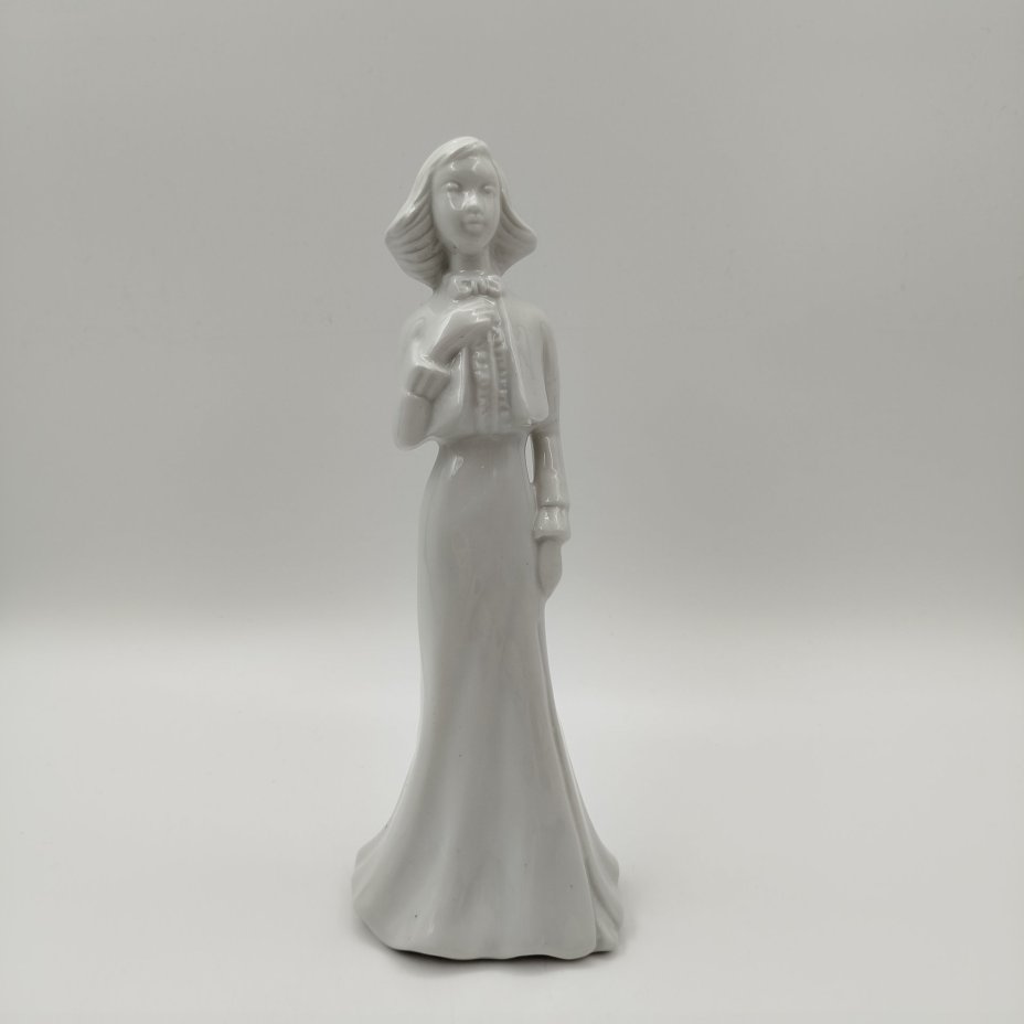 Статуэтка "Девушка в длинной юбке", фарфор, Италия, 1970-2000 гг.