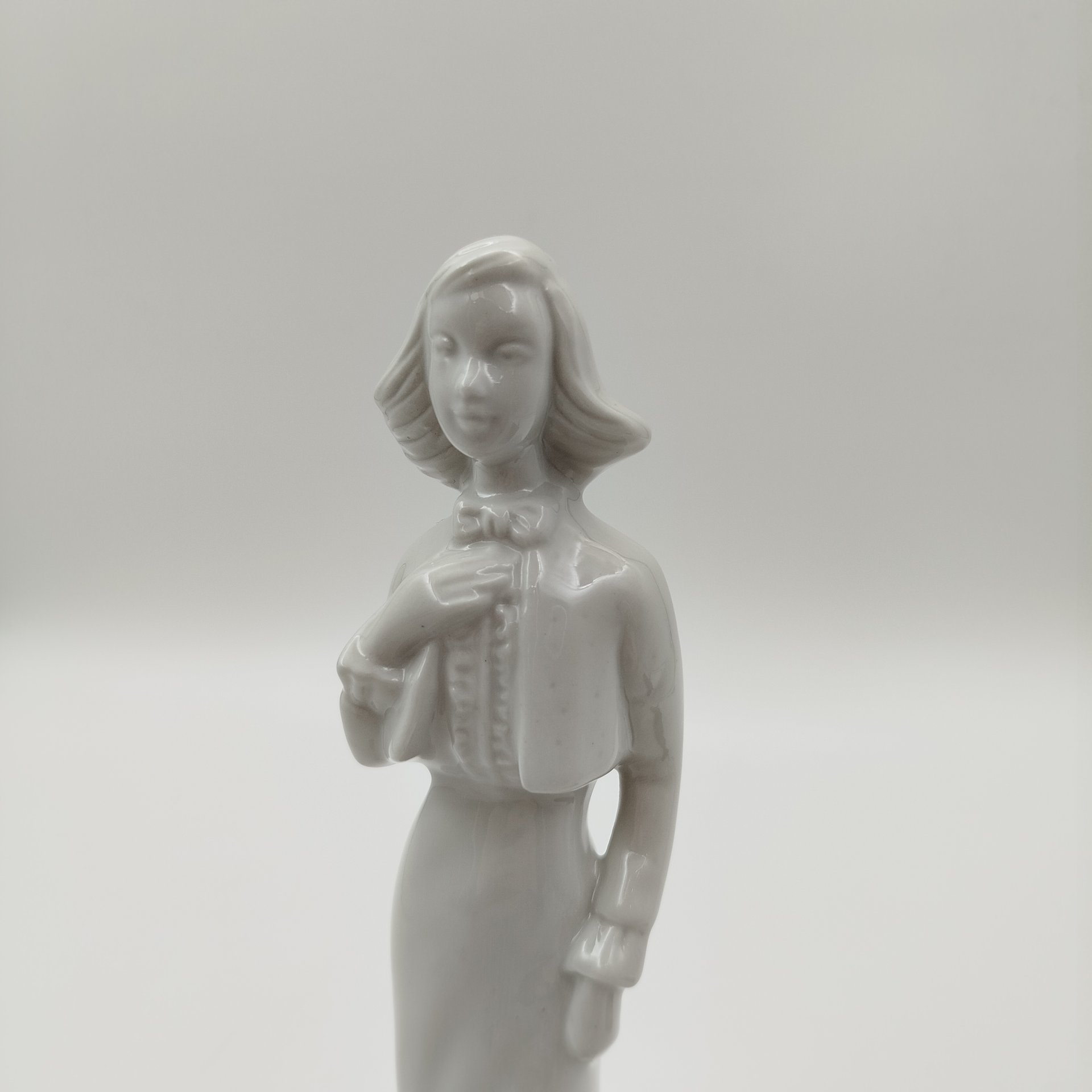 Статуэтка "Девушка в длинной юбке", фарфор, Италия, 1970-2000 гг.