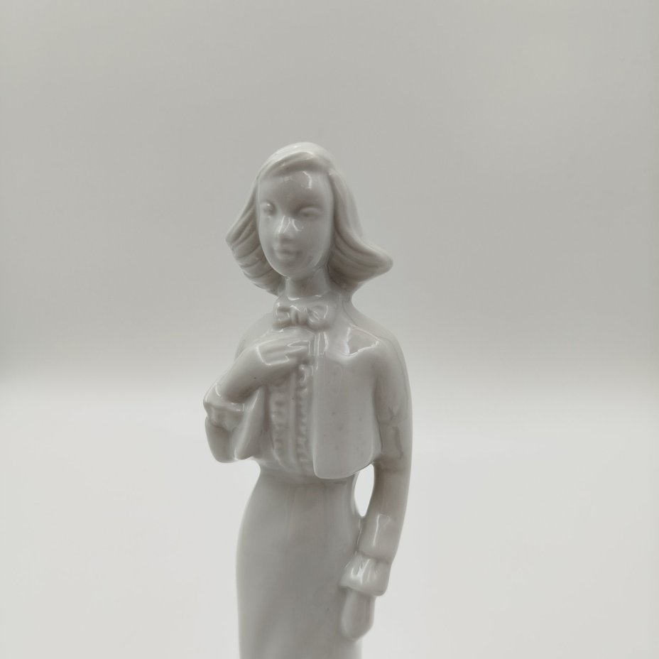 Статуэтка "Девушка в длинной юбке", фарфор, Италия, 1970-2000 гг.