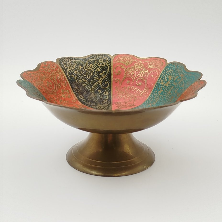Орешница (конфетница) в форме цветка с растительным узором в восточном стиле, латунь, эмали, Индия, 1970-1990 гг.