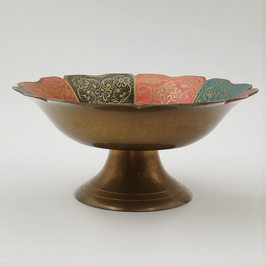 Орешница (конфетница) в форме цветка с растительным узором в восточном стиле