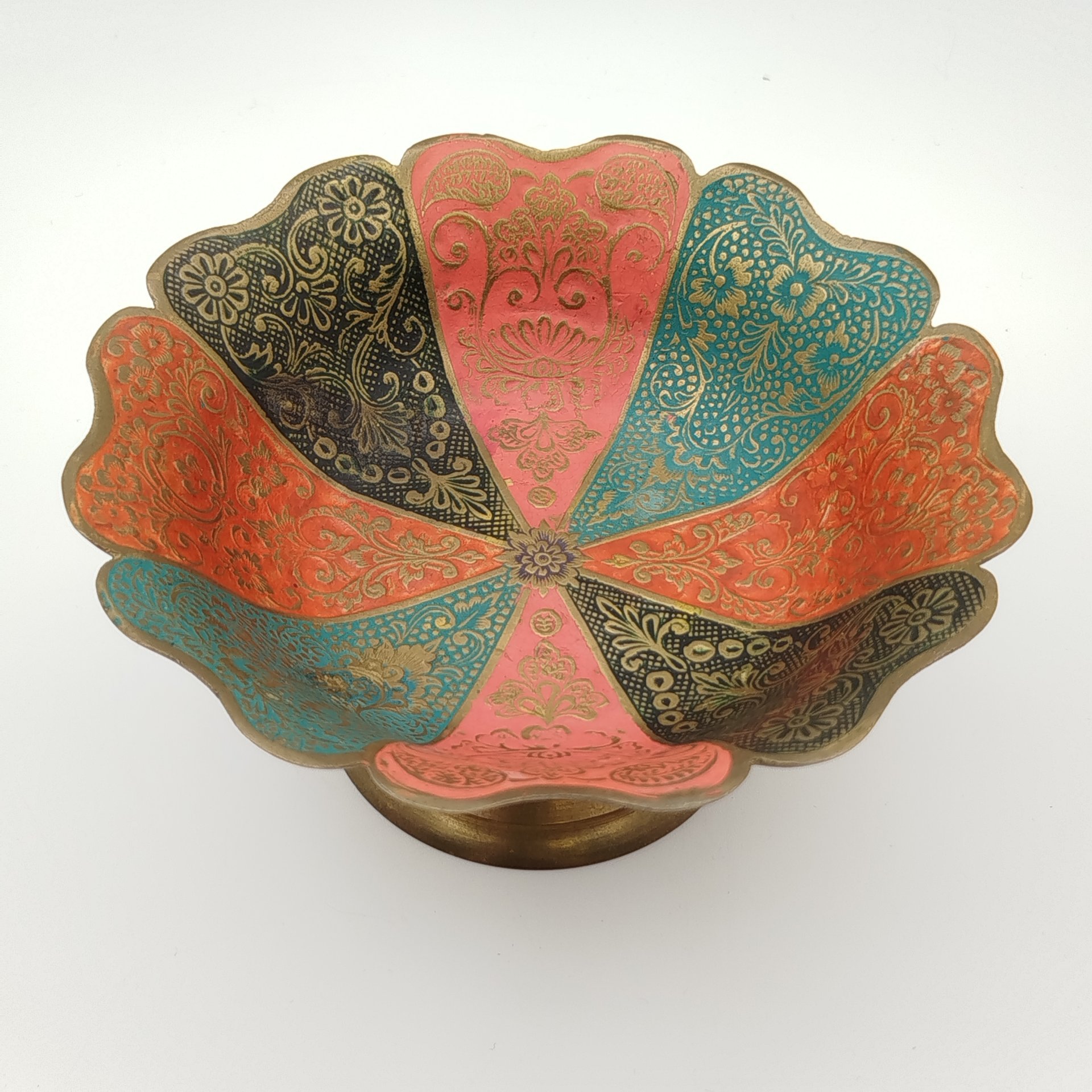 Орешница (конфетница) в форме цветка с растительным узором в восточном стиле, латунь, эмали, Индия, 1970-1990 гг.